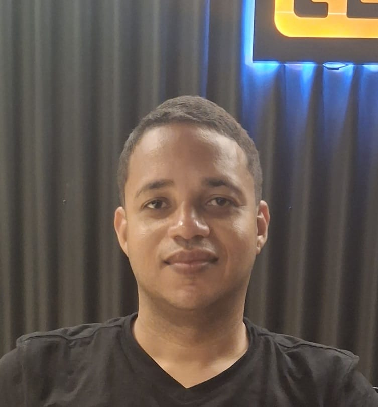 foto de alguém programando